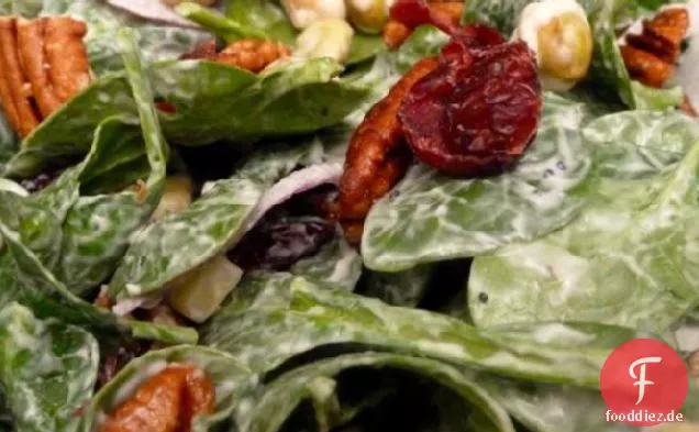 Spinatsalat mit festlicher Leckerei