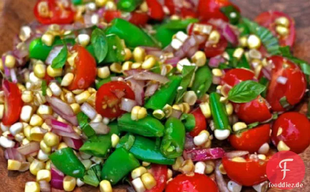 Abendessen heute Abend: Amagansett Roher Mais, Tomaten und Snap Pea Salat