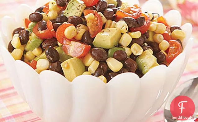 Salat aus schwarzen Bohnen, Mais und Kirschtomaten
