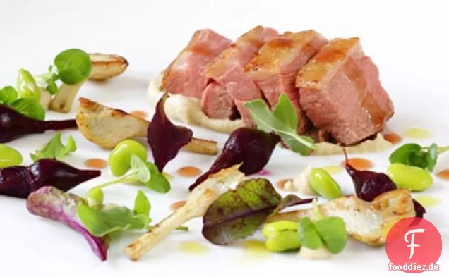 Ofengerösteter Lammrücken mit Baby-Artischocken, Rüben und Fenchel