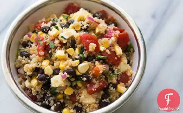 Mexikanische Quinoa-Salat mit Schwarzen Bohnen, Mais und Tomaten