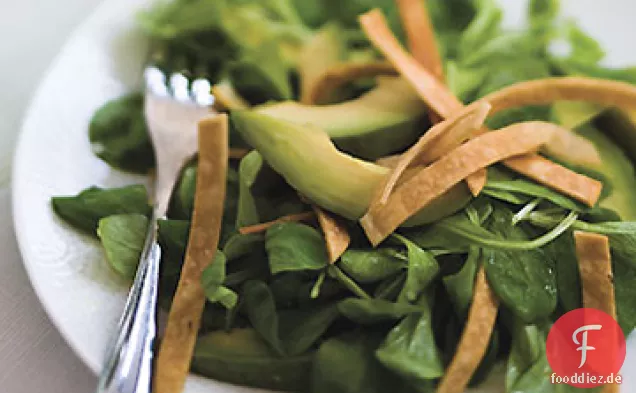 Mâche-Avocado-Salat mit Tortilla-Streifen