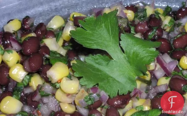 Gegrillter Mais-, Avocado- und Tomatensalat
