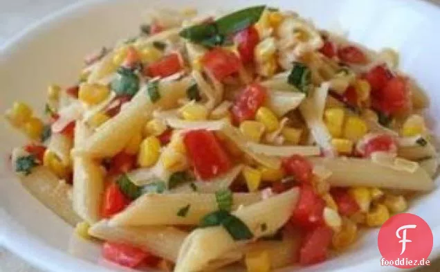 Nudelsalat mit Tomaten und Mais