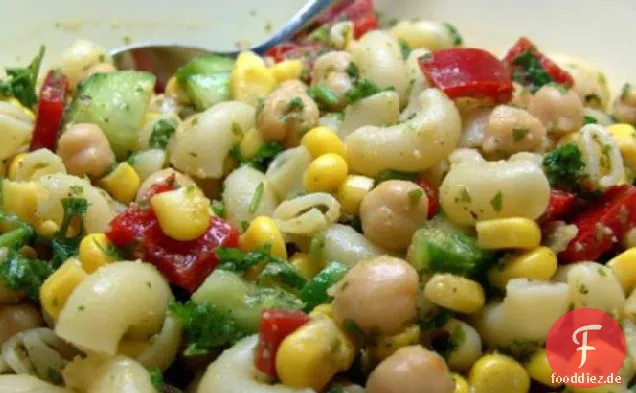 Nudeln und Kichererbsensalat