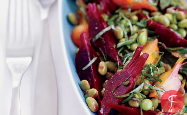 Edamame-Salat mit Baby-Rüben und Grüns