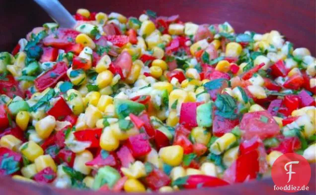 Roher veganer pikanter Limetten-Mais-Salat