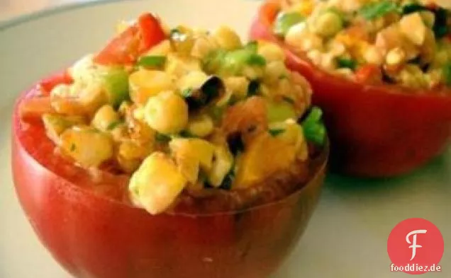 Gefüllte Tomaten mit gegrilltem Maissalat