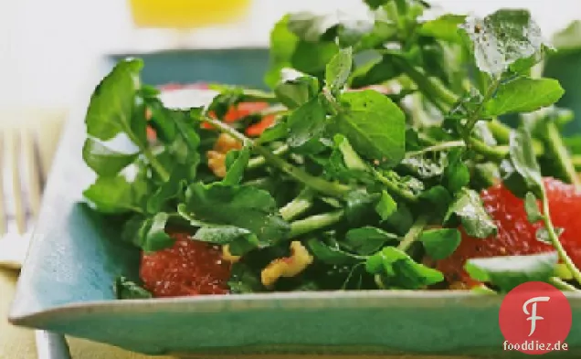 Brunnenkresse, rosa Grapefruit und Walnuss-Salat