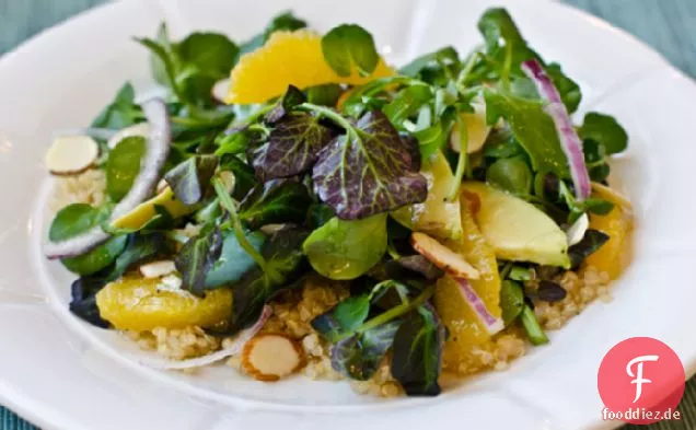 Quinoa-Salat mit Brunnenkresse, Orangen, Avocado und Mandeln, mit Zitrus-Vinaigrette