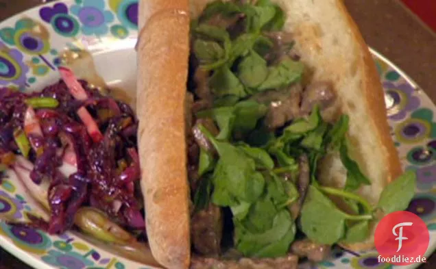 Geschnittenes Steak Stroganoff in Französisch Brot und Dill genüsslich gekleidet Salat
