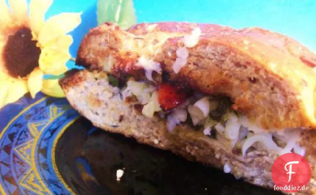 Gebratener Pfeffer und Mozzarella-Sandwich mit Basilikumpüree