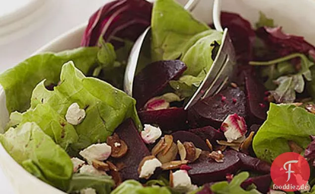 Grüner Salat mit Gerösteten Rüben, Ziegenkäse und Mandeln