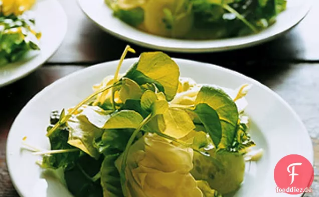 Grüner Salat mit Senfdressing