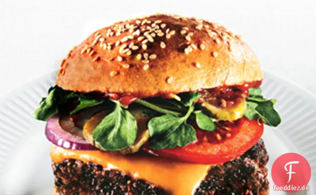 Triple-Beef-Cheeseburger mit gewürztem Ketchup und roten Essiggurken
