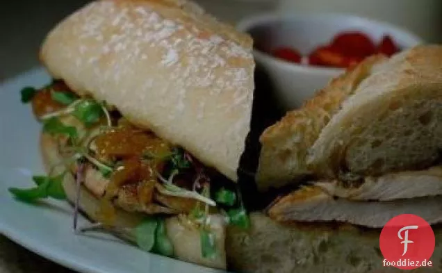 Hähnchenbrust-Sandwiches mit karamellisierten Zwiebeln, Brunnenkresse und Paprika Aïoli