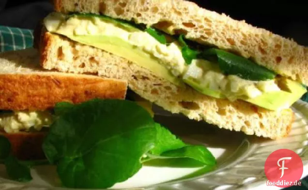 Eiersalat-Sandwich mit Avocado und Brunnenkresse