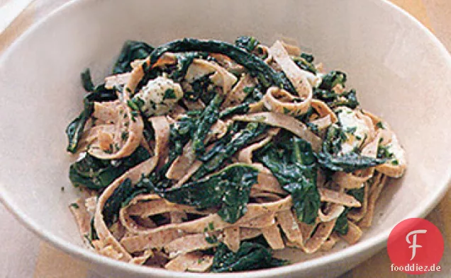 Vollkornfettucin mit Löwenzahngrün, Ziegenkäse und geröstetem Knoblauch