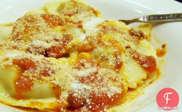 Ravioli mit Tomaten, weißen Bohnen und Escarole