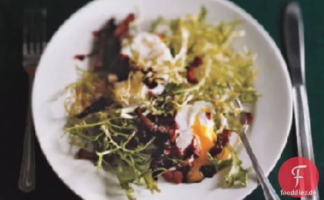 Warmer Frisée-Lardon-Salat mit pochierten Eiern in Rotweinsauce