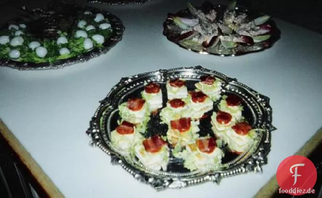 Lilliputanische Speck-, Salat- und Tomatensandwiches