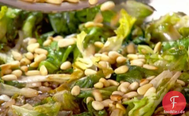 Escarole mit Pinienkernen