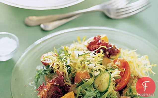 Mediterraner Salat mit Oliven-Brot-Croûtons