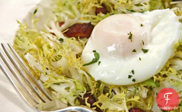 Frisee Salat mit Schmalz und pochierten Eiern