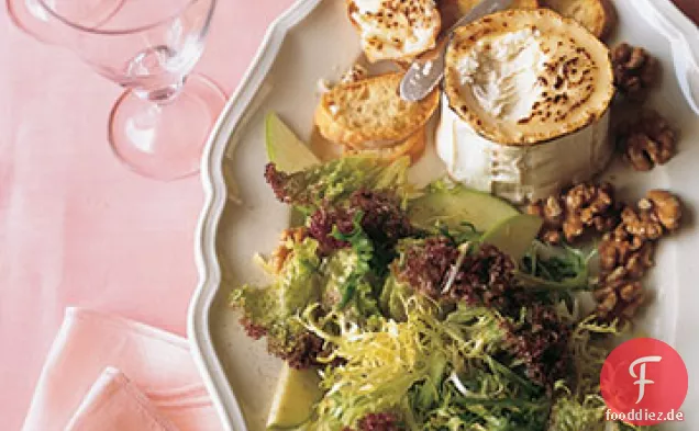 Frisee und grüner-Apfel-Salat mit Ziegenkäse-Toast