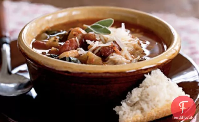Escarole, drei Bohnen und geröstete Knoblauchsuppe
