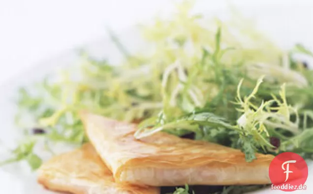 Ziegenkäse und Paprika Phyllo Dreiecke mit Oliven-Frisée-Salat