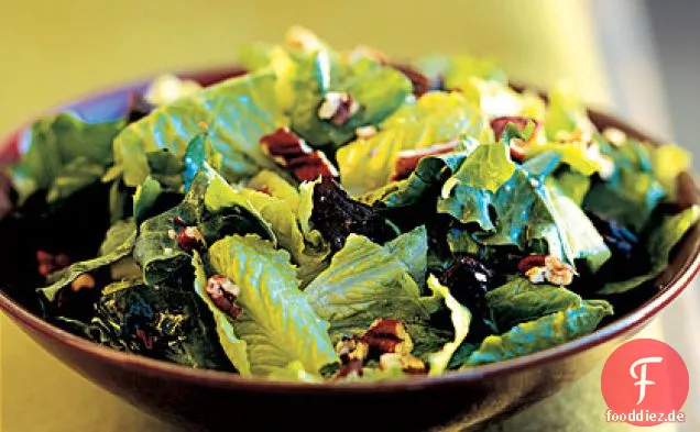 Gemischter grüner Salat mit getrockneten Pflaumen und gerösteten Pekannüssen