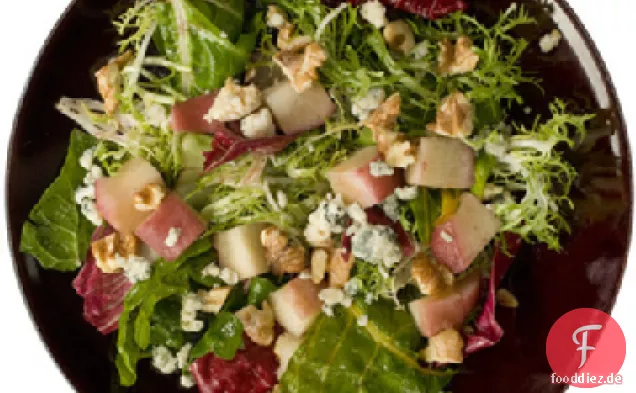 Pochierte Birne und Blauschimmelkäse-Salat