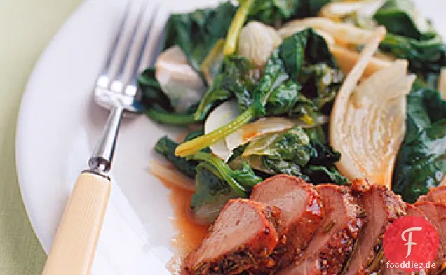 Honig-glasiertes Schweinefleisch mit verwelkten Grüns