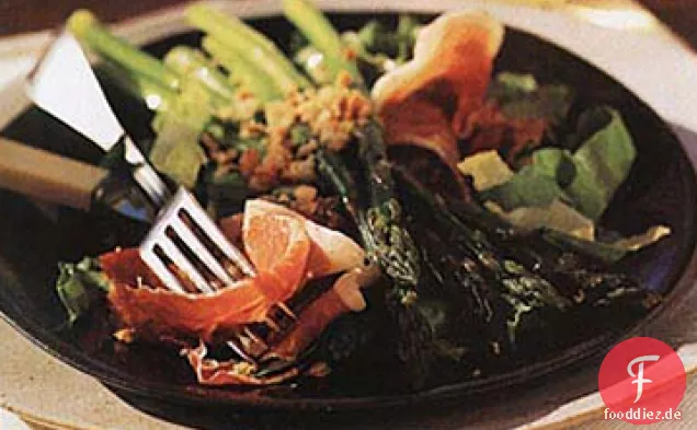 Spargel-Serrano-Schinkensalat mit gerösteten Mandeln