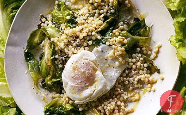 Sautierte Escarole mit geröstetem Perlcouscous und pochierten Eiern