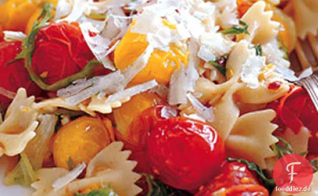 Farfalle mit verwelktem Frisée und geplatzten Tomaten