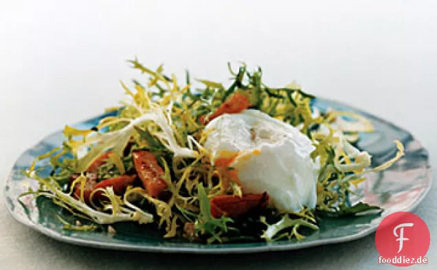 Salat mit kanadischem Speck und pochierten Eiern