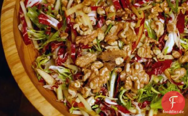 Radicchio-Salat mit Frisee und Äpfeln