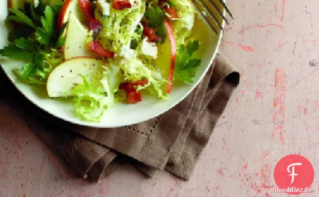 Birnen-Frisee-Salat mit Speck und Blauschimmelkäse
