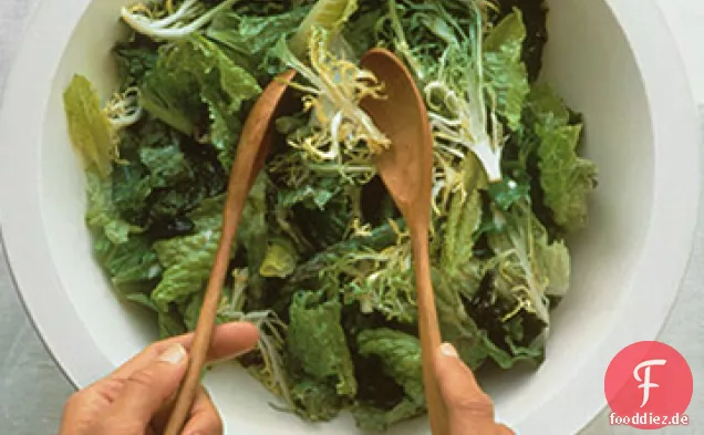 Gemischte Grüns mit cremiger Vinaigrette
