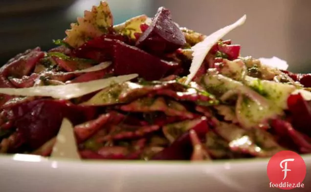 Farfalle-Pasta mit Rüben-Vinaigrette und Petersilie Pesto