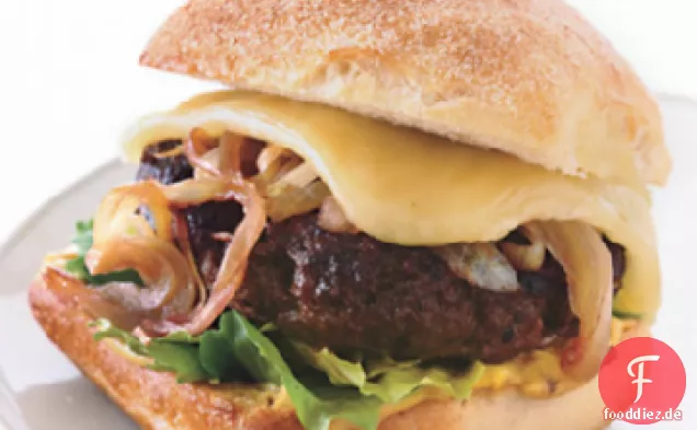 Bison Burger mit Cabernet Zwiebeln und Wisconsin Cheddar