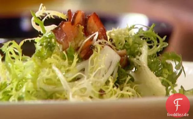 Frisee-Salat mit Blauschimmelkäse, Speck und Haselnüssen