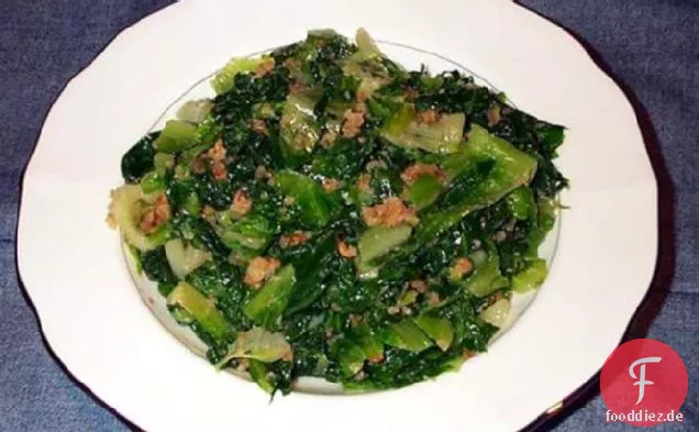 Escarole mit Knoblauch und Semmelbröseln