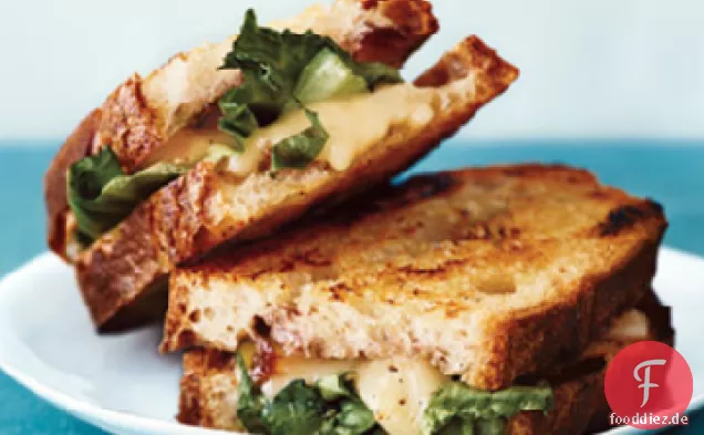 Gegrillter Käse mit Zwiebelmarmelade, Taleggio und Escarole