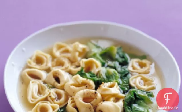 Tortellini in Brühe mit Escarole