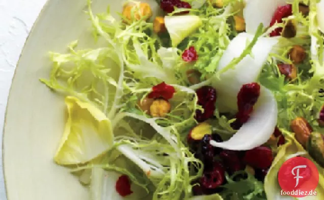 Frisee-Salat mit Preiselbeeren und Pistazien