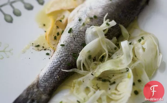 Ingwer-Zitronen-gedämpfter Streifenbarsch mit Fenchel-Salat