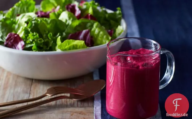 Grüner Salat mit Rüben-Dressing